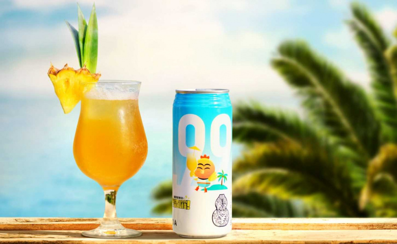 「鳳梨營業中」將湛藍的唯美海洋色澤填滿酒罐。（圖／臺虎精釀提供）