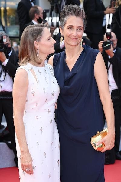 ジョディ フォスター 妻とレッドカーペットに登場