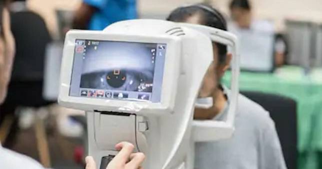 老翁右眼劇痛…醫生驚見「7cm寄生蟲狂蠕動」！竟是因「被狗咬」釀禍