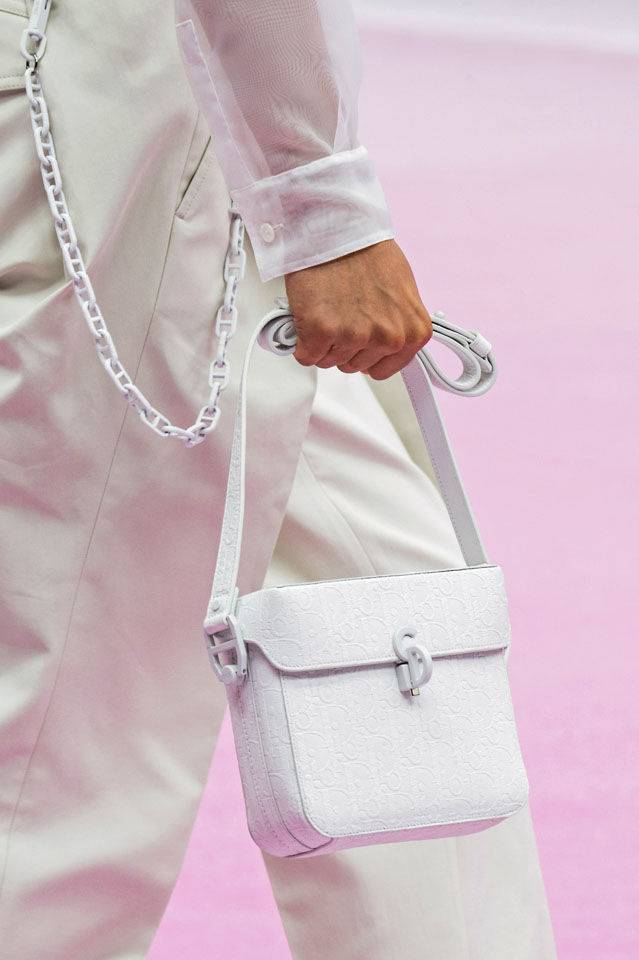 女生都能用的男裝手袋 Dior Fendi Hermes 等 春夏男裝時裝周手袋推介 Harper S Bazaar Hk Line Today