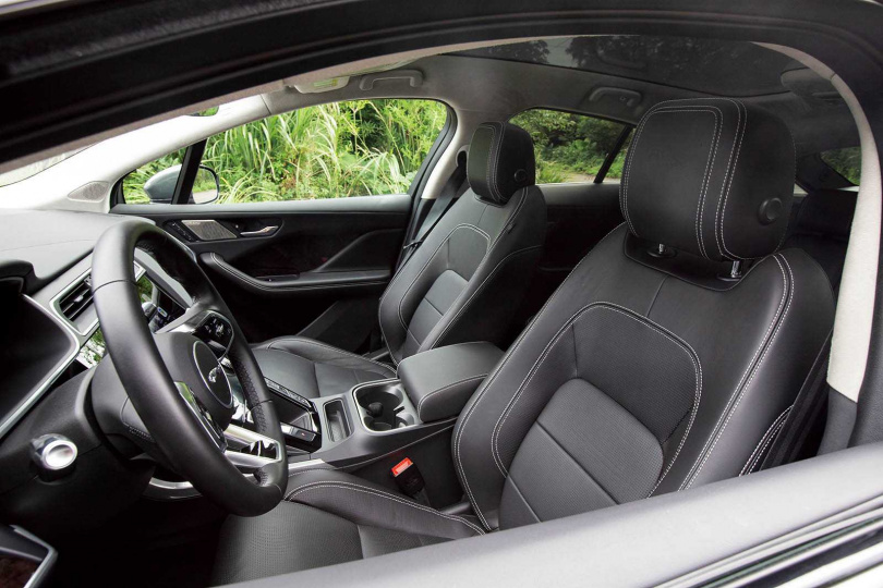 由於動力高達400匹馬力，前座配置跑車座椅，讓駕駛更能沉浸在操駕樂趣中。（圖／黃耀徵攝）