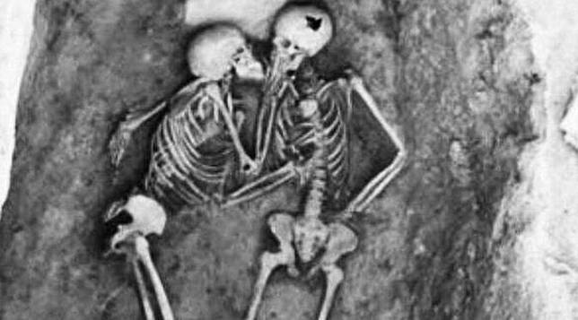 Misteri 2 Kerangka yang 'Berciuman' Selama 2.800 Tahun