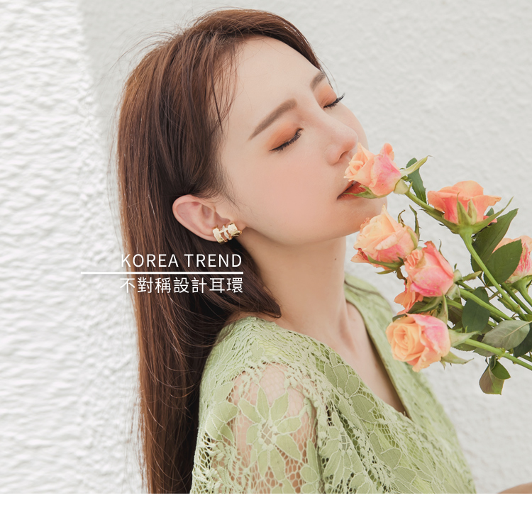 韓系流行的造型耳骨及雙邊不對稱設計，採用香檳金與耀眼的排鑽搭配， 加入細緻的菱格造型壓紋，打造出不平凡的優雅氣勢！ 此款2件組耳針式耳環，可分開搭配出不同的氛圍，創造高CP值的時尚組合。 適合韓系女主