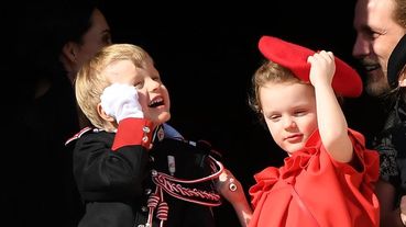 摩納哥皇室未來繼承人也想推出表情包？雅克王子國慶日露臉，可愛程度直逼英國皇室喬治王子、夏綠蒂公主