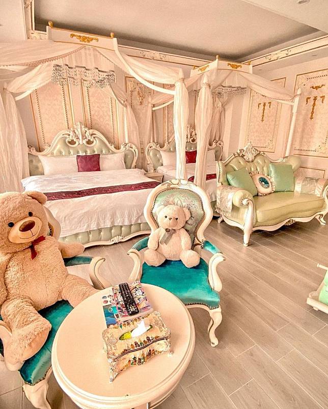 ▲卡布雷莊園的公主床，白色帳幔相當浪漫（圖/ IG @jiayi7697）