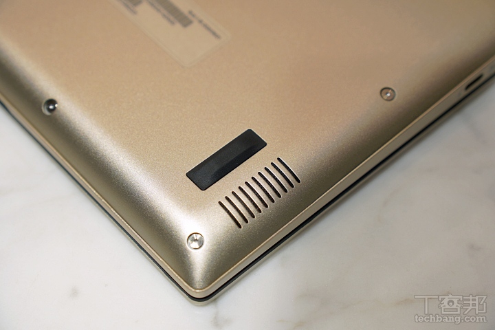 內建雙立體聲揚器，以及支援 dts 音效。