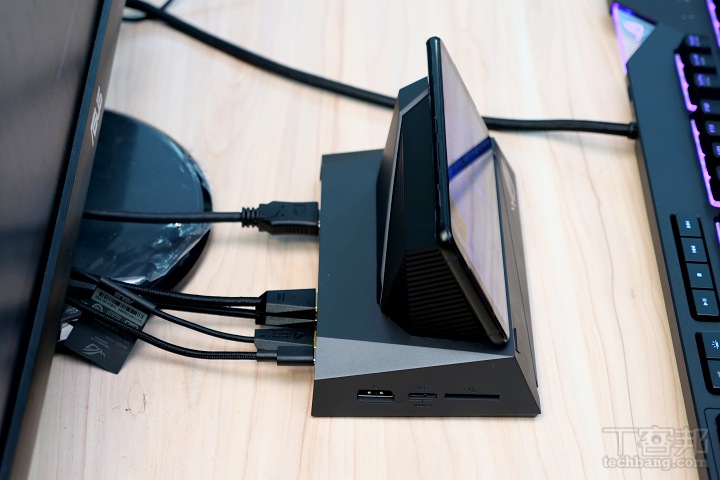 手機/掌機/桌機自在變換，ASUS 電競手機 ROG Phone 同場4大配件讓你玩更狂