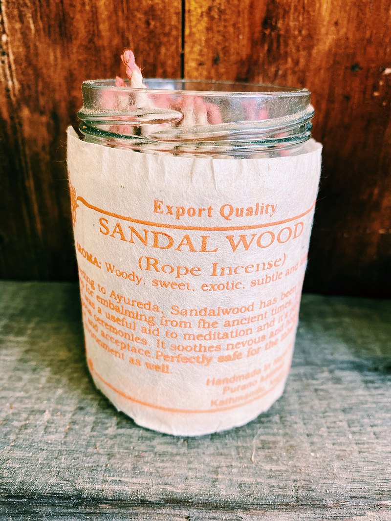 檀香木繩結線香採用源自西藏的傳統配方製成，將原始的香粉捻成手工紙製成的繩結 - 一包約45支 - 主要為檀香木，木質香氣略帶甜味。 - 純天然，無香料，膠水或染料 - 根據傳統的佛教配方在尼泊爾手工製