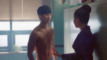 回歸難淡定 金秀賢數燈泡消除緊張