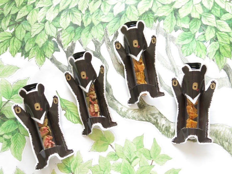 幸福將可愛的黑熊小卡，結合好吃順口的果乾 一下就能輕易看到 幸福果舖最新鮮的水果乾 低溫烘烤，保留水果自然的原色 絕無添加色素、香精、防腐劑!