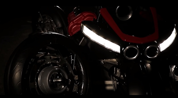 機甲創世紀？法國重機改裝廠 Lazareth 釋出一款搖臂變形、輪軸帶有噴射引擎的飛天四輪重機影片