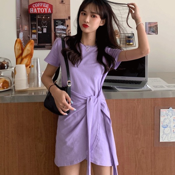 ★商品預購追加需30天(不含六日、國定假日)，請能等待的女孩再行購買。運動休閒的洋裝版型，腰間的綁帶可以修飾小腹，搭配帽子球鞋輕鬆又時髦。#thegirlwho #thegirlwho那女孩 #那女孩