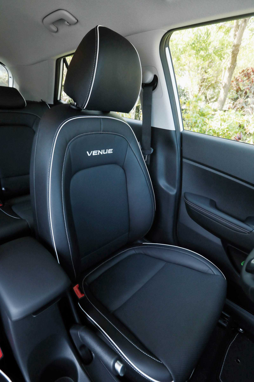 真皮座椅搭配白色縫線滾邊，提升不少內裝質感。（圖／趙世勳攝）