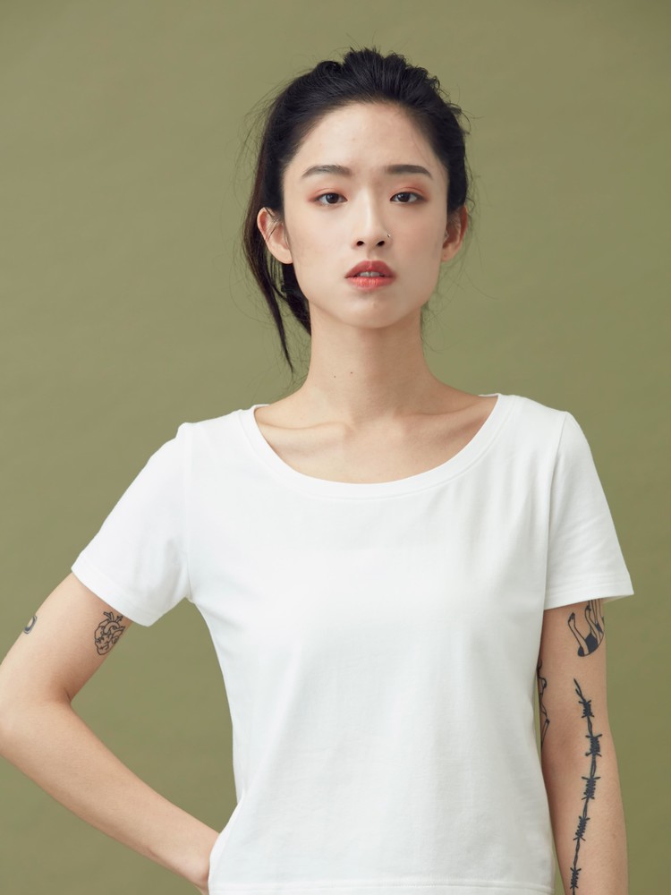 頂級棉材質，無透明度可單穿，增加舒適活動性的短版T，穿上極為舒適，圓領短袖的領寬加寬、領深加深讓你露出鎖骨更加修飾臉型，短版合身不貼身版型的短版素T，腰身明顯更加修飾；非常推薦嬌小女孩穿著！