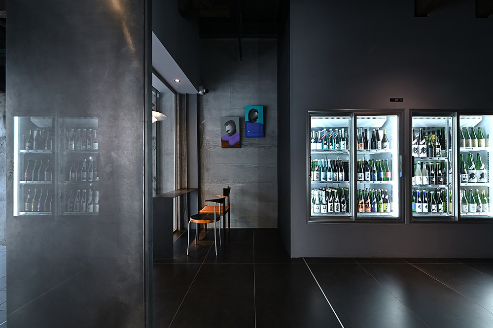 屋物清酒室內以灰階為主調，風格時尚內斂。(攝影/Carter) 