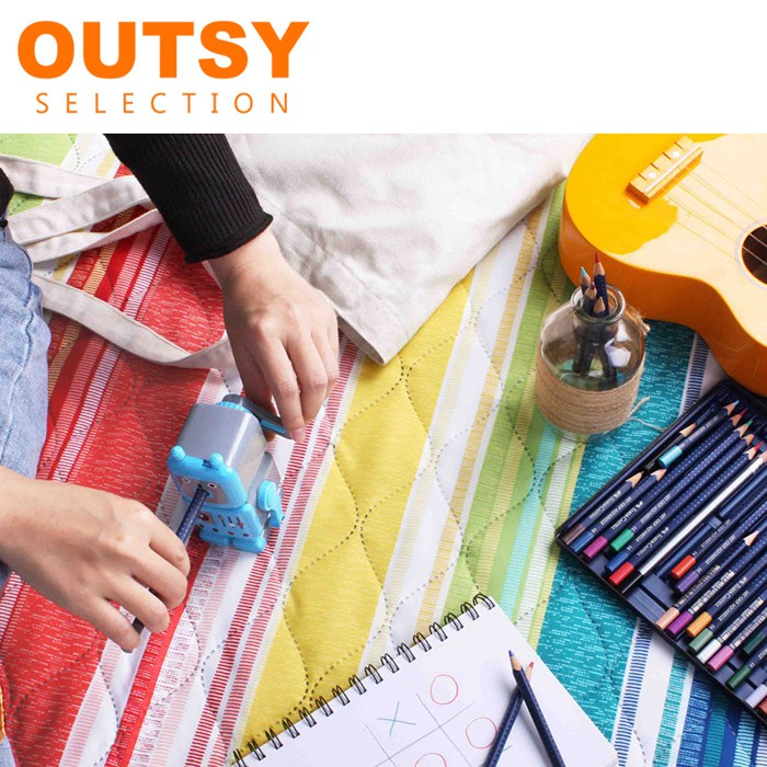 【OUTSY】特厚鋪棉野餐墊/帳篷地墊 ◆高週波加工 無車縫線 防止滲水 ◆兩倍加厚鋪棉夾層 舒適好躺 ◆雙面防潑水處理 隔絕濕氣抗髒汙 好清潔 ◆海灘 居家 草地 帳篷內墊 多情境用途 ◆織帶收納好