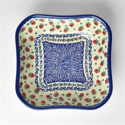 ◎波蘭職人手工製作|◎可盛裝有醬汁或湯品的菜餚|◎可用於製作焗烤餐點種類:盤主材質:陶瓷顏色:混色系/撞色系尺寸(cm):全長約21.5cm，全寬約21.5cm，全高約5.5cm，深約4.7cm重量(