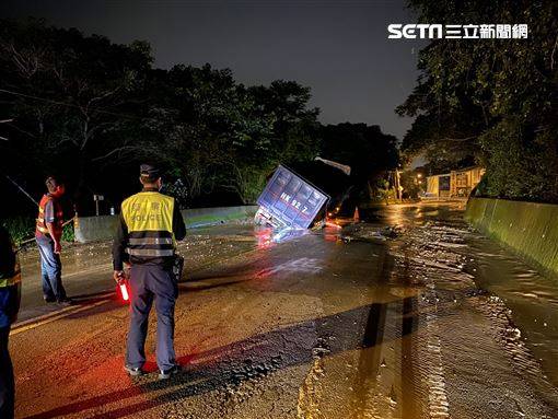 驚！聯結車「輪陷」　半截車身被吃掉