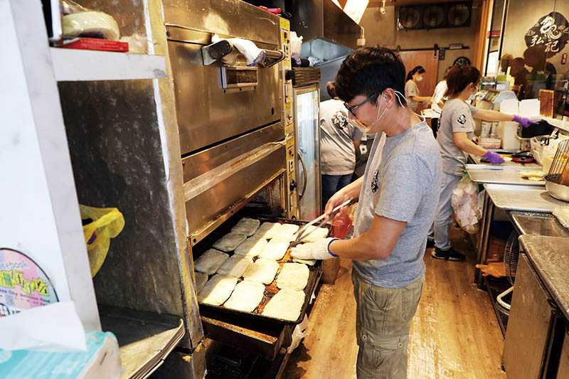 「弘記豆漿」的燒餅餅皮都是每日手工現擀現烤。（圖／于魯光）