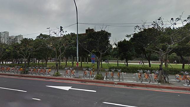 彭男被發現倒臥在車站附近的公園內。圖／Google Map