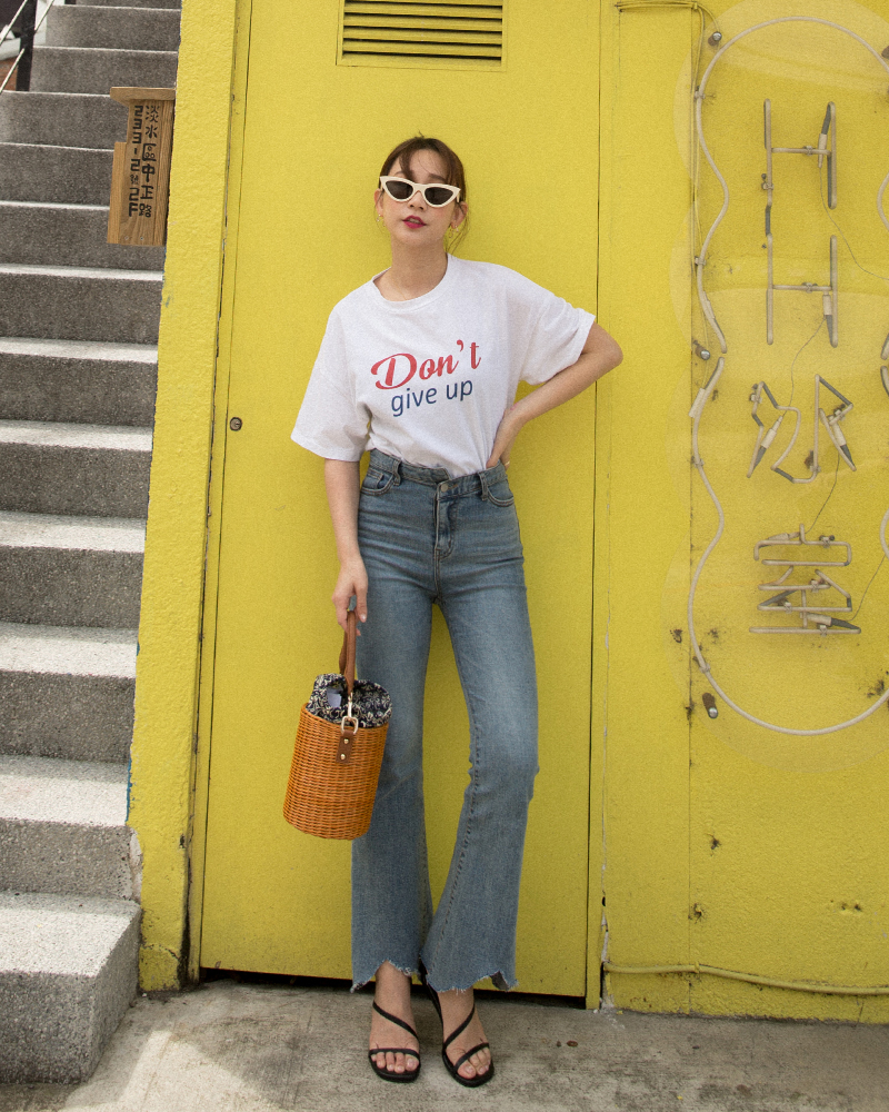 不規則腰頭/褲口剪破造型/修身喇叭褲版型/彈性牛仔布 商品長度/適中商品版型/合身商品厚薄/適中商品彈性/適中