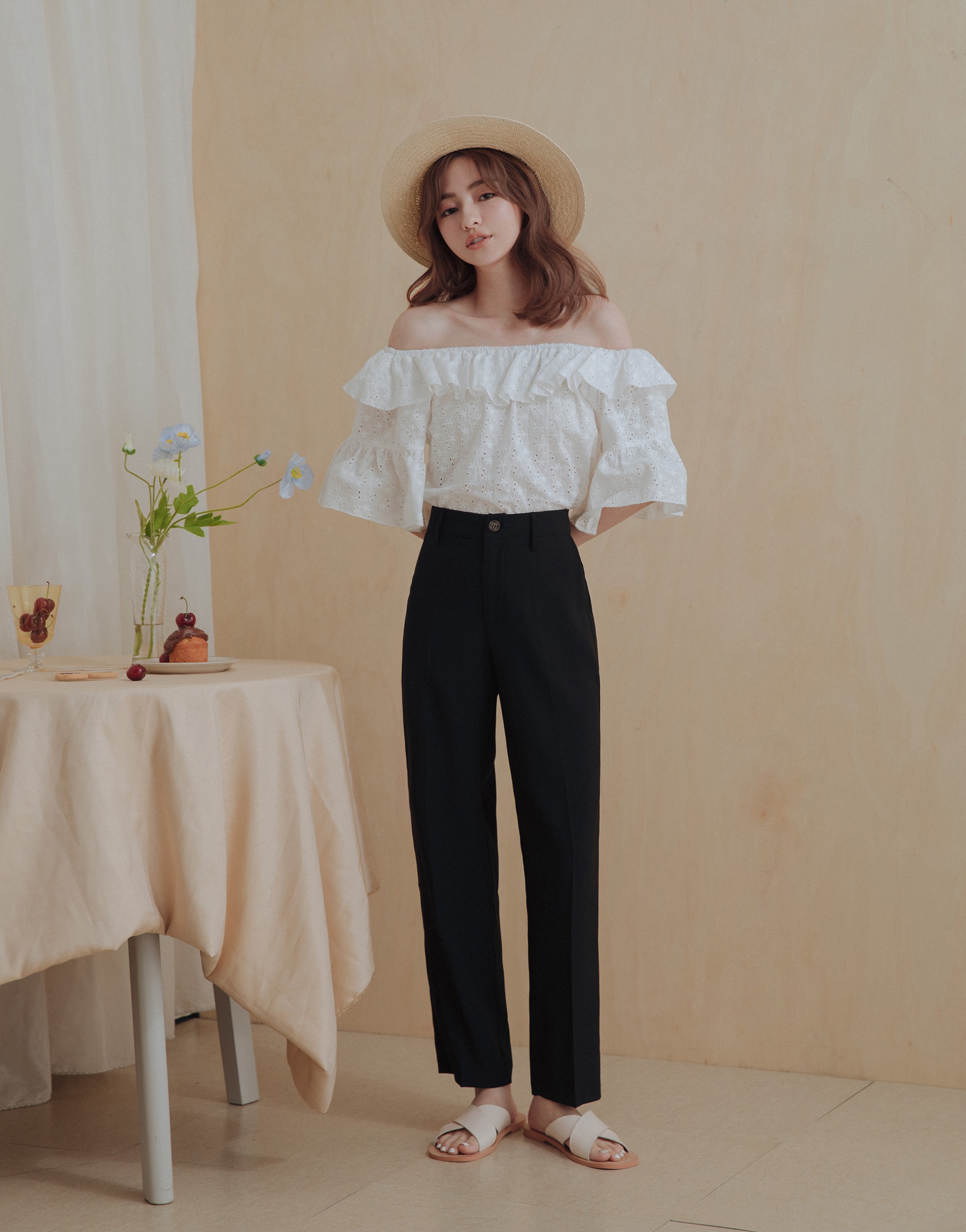 舒適質感面料/前腰開真釦/後腰鬆緊帶造型/兩側皆有口袋/後面假口袋/無裡布