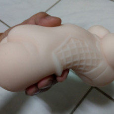 使用背後位的時候!凜子的屁股會受到擠壓 這個的視覺效果非常強烈，是這款凜子跟其他自慰套最大的不同點