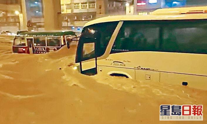 三年來首場黑雨浸泡半個香港 星島日報 Line Today