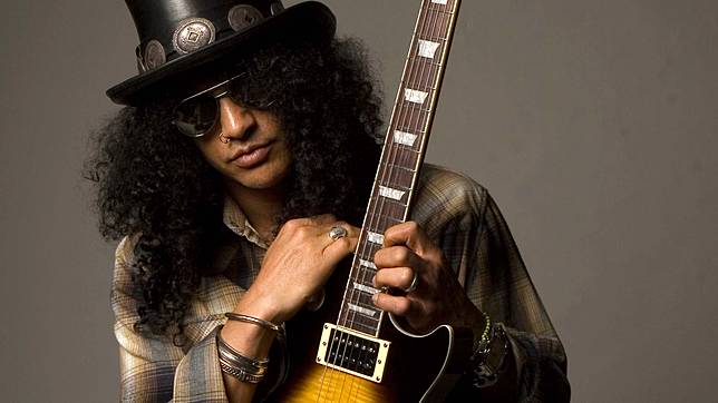 Selain Sia dengan Wig Hitam Putihnya, Inilah Musisi-Musisi Dunia yang Menutupi Wajahnya Secara Unik. Kenapa Yah?