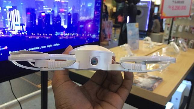 Keren, Drone Mungil Ini Bisa Masuk Kantong Celana dan Merekam Video 4K!