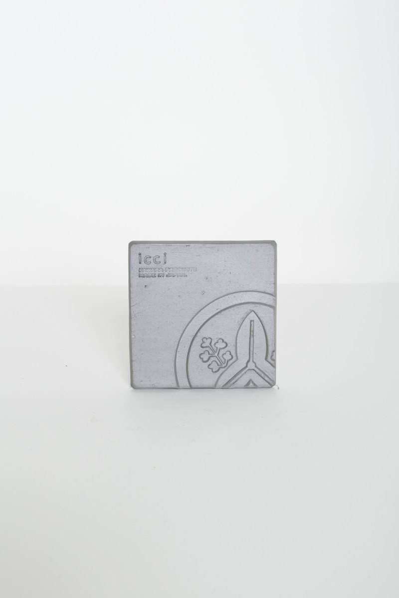 在日本約有1400年歷史的瓦，不單純僅為遮風避雨保護建築物的工具，而是以其他地方無法產出的「煙燻銀」以堅固和美感兼具獨特銀之魅力打造日本的美麗街道。「icci KAWARA PRODUCTS」運用日本