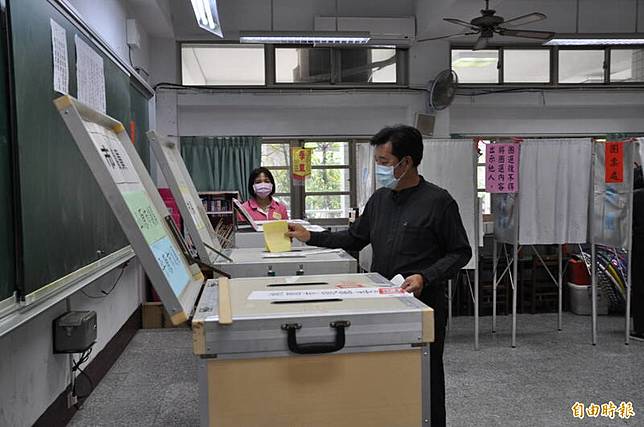 無黨籍桃園市長候選人鄭寶清(右)前往慈文國小投票。(記者周敏鴻攝)