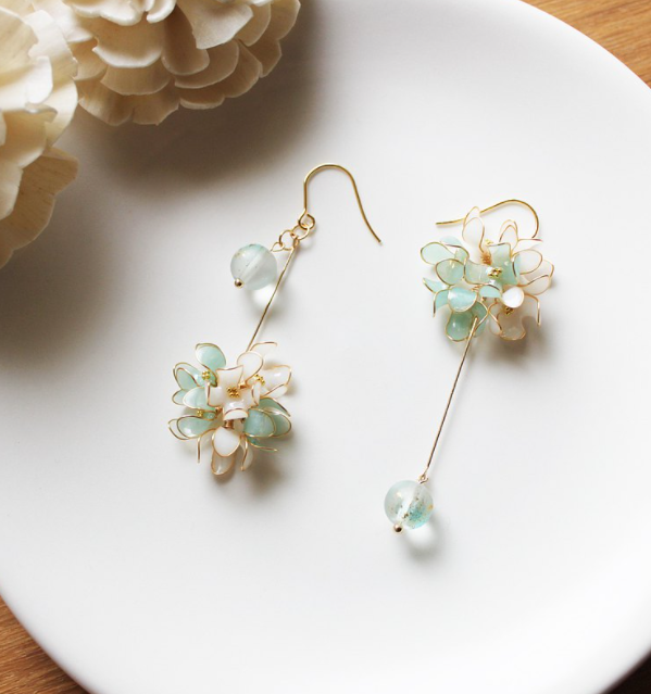 水晶花樹脂不對稱花球耳環