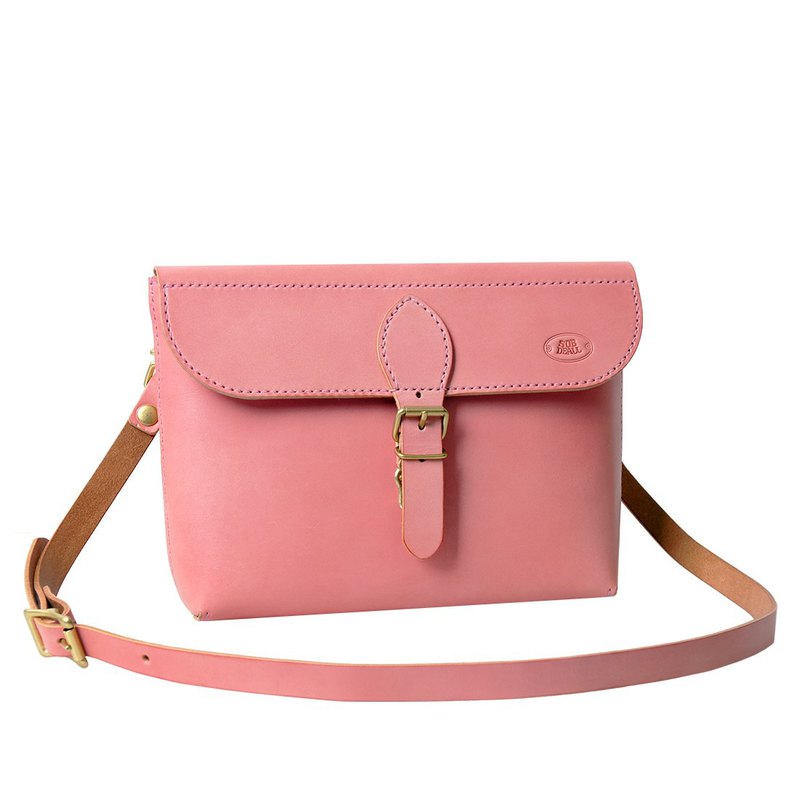 90天內不限次數，自由安排時間，預約工匠師，至園區工坊製作包款。課程提供多樣多色的包款供選擇，從認識皮革及製作工具開始，一步步由工匠師帶領學員進入皮革工藝世界，由關鍵六道工序—革、版、烙、工、縫、質，