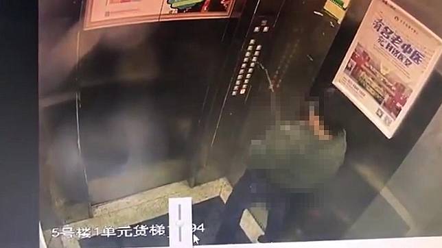 (Foto: Shanghaiist) Bocah usil pipis di lift