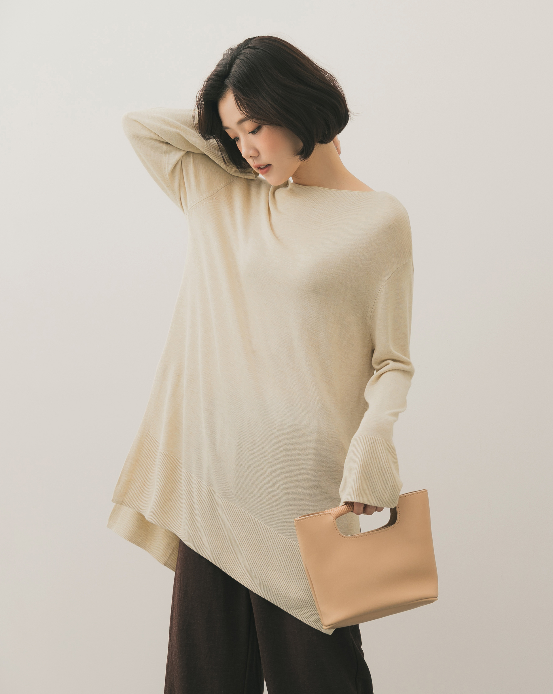 極柔軟的針織面料/左右兩側有大開衩/下擺及袖口有羅紋設計/布料輕薄不悶熱淺色建議搭背心或淺色內衣