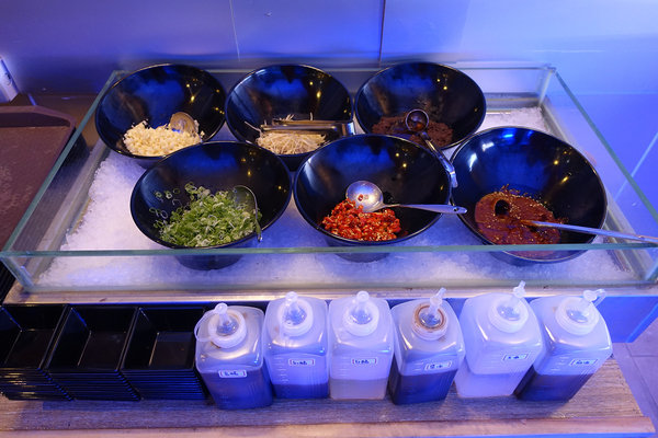 中山區聚餐火鍋推薦-丼賞和食+嗨蝦蝦林森旗艦店，百蝦龍船四人套餐，台北尾牙/謝師宴餐廳，林森北路石頭火鍋+日本料理，超浮誇高CP值百隻蝦龍蝦船大挑戰