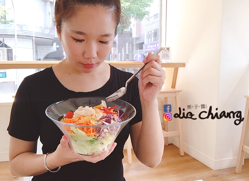 沙拉嗑-台中美食-沙拉1323Liz開懷大笑看世界.PNG