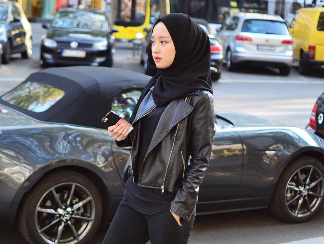 10 Fashion Hijab Casual Ala Gita Savitri Yang Bisa Jadi Inspirasi Kamu