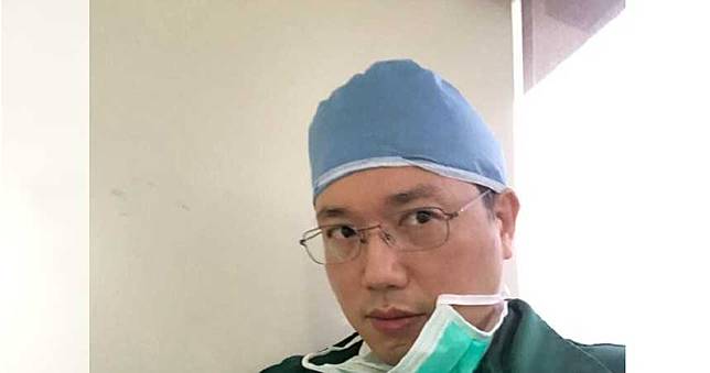 女病患罹癌看診「女兒緊握她手」！醫見狀暖心承諾逼哭網友