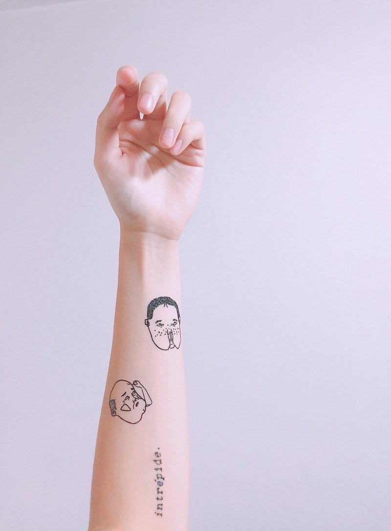 發呆傻輝、脫髮啊強、大吃瘦文、正方形 **文字：** 001、#hashtag、OMG、?、here. **數量：** 14 枚 **顏色：** 自然黑 **成份：** 無毒、無重金屬的安全油墨 ⋯⋯