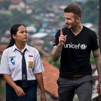Duta Kehormatan UNICEF David Beckham tertawa bersama Sripun (15) di dekat rumahnya di Semarang, Jawa Tengah, Indonesia, 27 Maret 2018. Sripun diunjuk oleh lingkungannya untuk menjadi agen perubahan dan berpartisipasi dalam program anti-bullying yang diinisiasi UNICEF.(dok. UNICEF/Indonesia/Modola)  Artikel ini telah tayang di Kompas.com dengan judul 