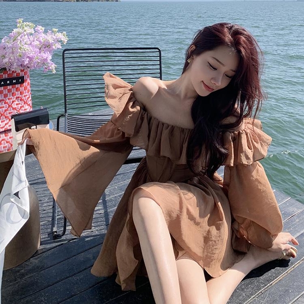 性感洋裝 長裙越南小眾荷葉邊層疊收腰一字肩長袖名媛高級感仙氣沙灘度假連身裙NE281-A胖妹