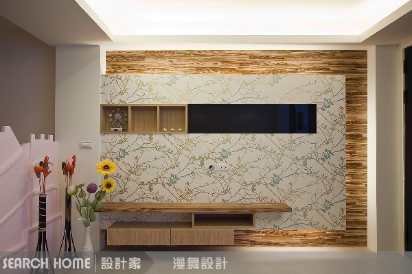 照過來！素顏牆壁變超正美眉