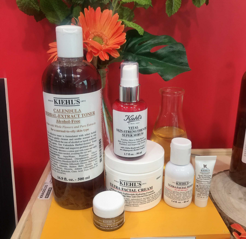 無敵金三角組，內含金盞花植物精華化妝水500ml、11kDa超導全能修護露50ml、冰河醣蛋白保濕霜 125ml (冰河醣蛋白保濕霜 125ml / 冰河醣蛋白無油清爽凝凍 125ml /金盞花精萃亮采水凝霜 100ml 三選一)、金盞花精萃亮采水凝霜7ml、冰河保濕機能水40ml、超彈潤青春水精華5ml、價值10,932元 特價7,011 元（圖／黃筱婷攝影）