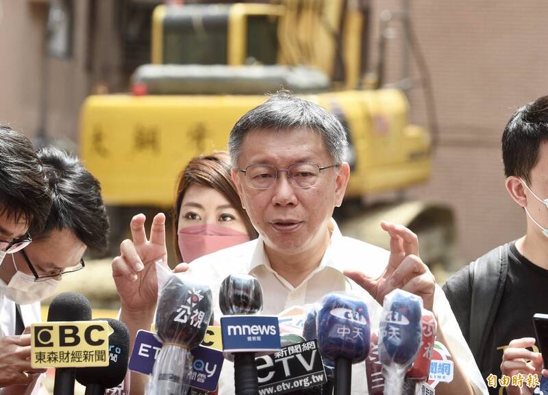 Re: [新聞] 甩鍋？柯文哲認了「突砍敬老金是錯的」 