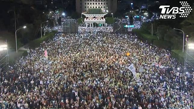 蔡英文今(10日)在台北凱道舉行「團結台灣 民主勝利」選前之夜。(圖／TVBS)