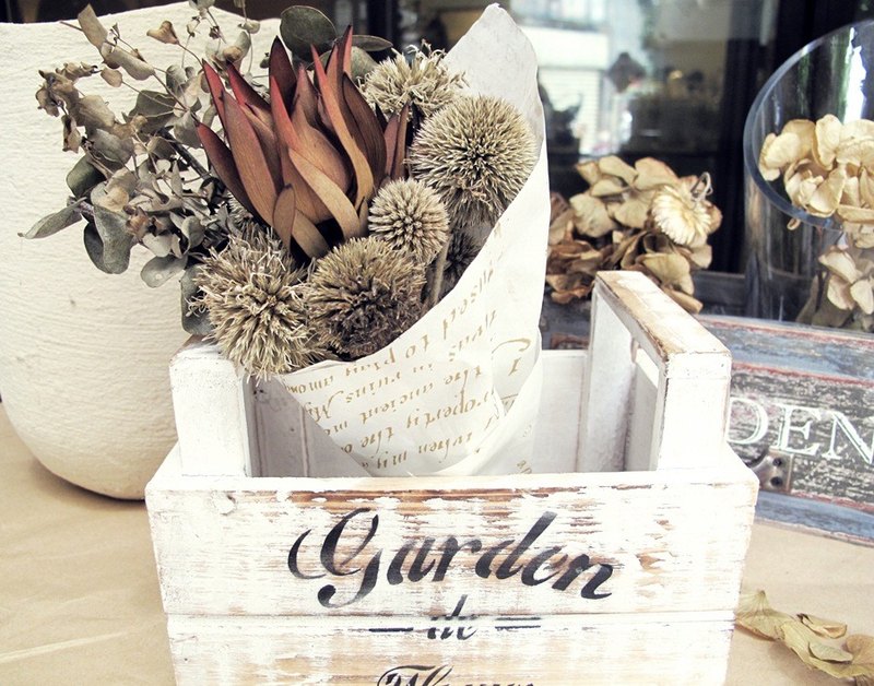 【售價】$450(不含花器) (本商品價格未含配送費) 【主要素材】山防風,陽光,尤加利葉 花卉是生命的植物，偶會因氣候因素而品質欠佳，倘有此情況，請同 意我們以同值且提升作品質感的花卉作專業的微調。