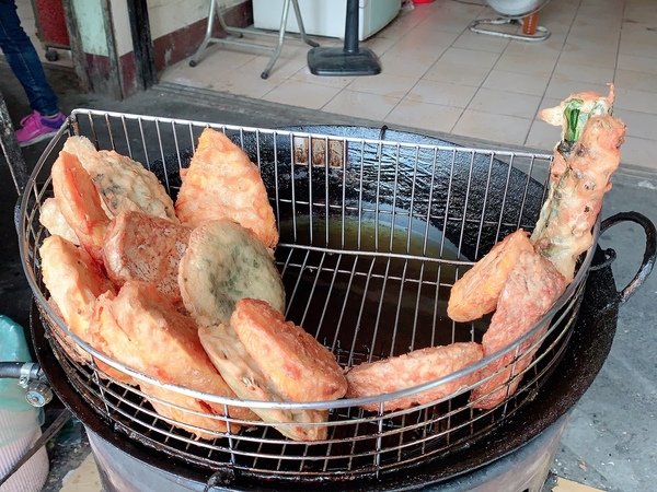 「溪州美食推薦」彰化安心旅遊，現做「蚵仔炒麵/便當/蚵嗲/蘿蔔糕/挫冰/炸粿/菜條/各式湯品」在地美食首選-三條麗華小吃店直擊分享