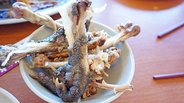 【三芝美食】60年代磚窯雞-皮酥肉嫩便宜又美味的烤雞店，在室內就能看到無敵海景！